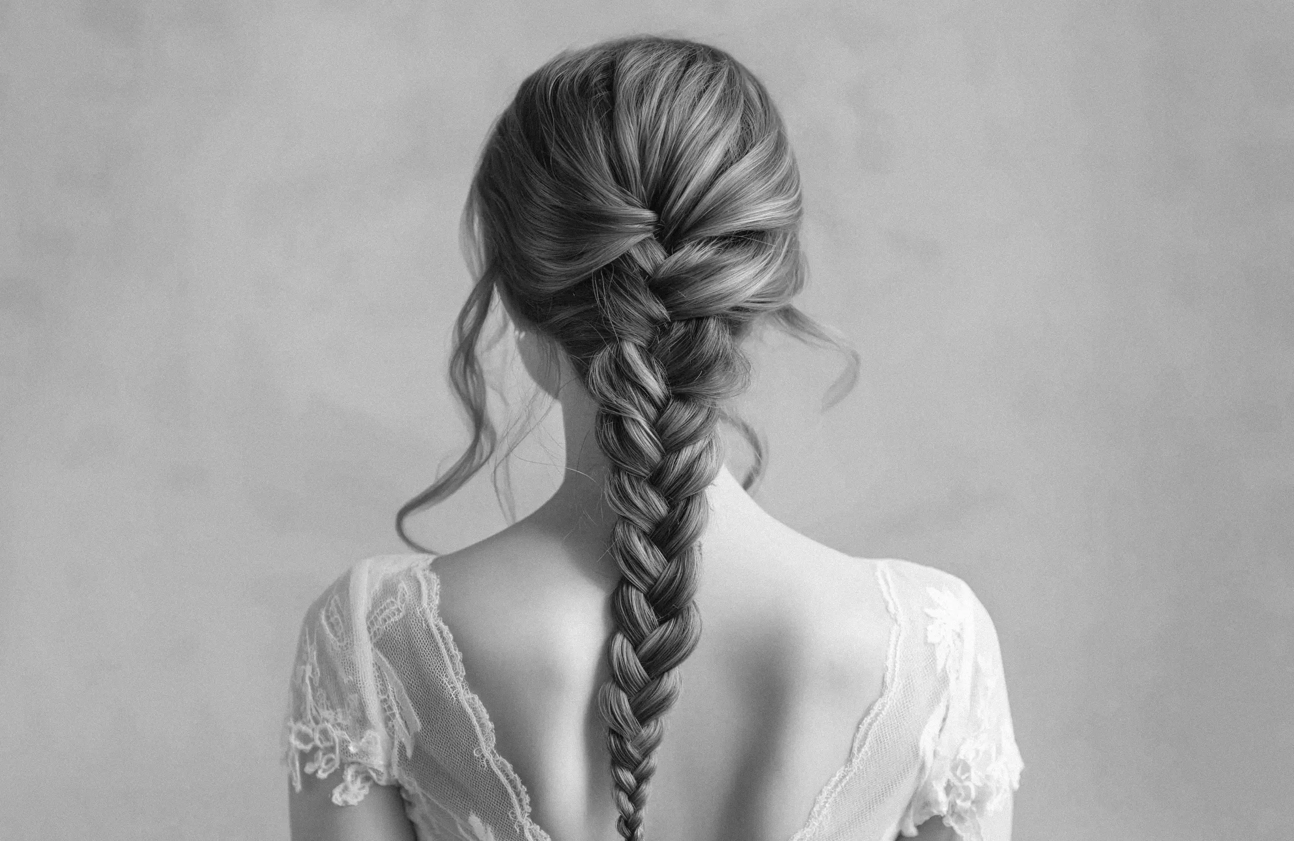 Hochzeitsstyling Braut Geflochtene Haare von hinten 1